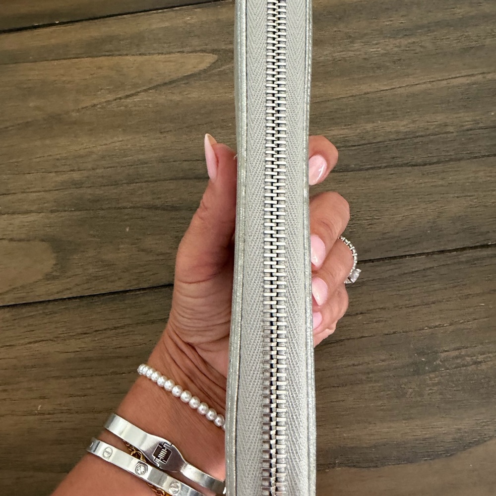 🩷🩷SOLD🩷🩷CHANEL Metallic Coco Mark Silver Wallet with Black Logo - Picture 6 of 11